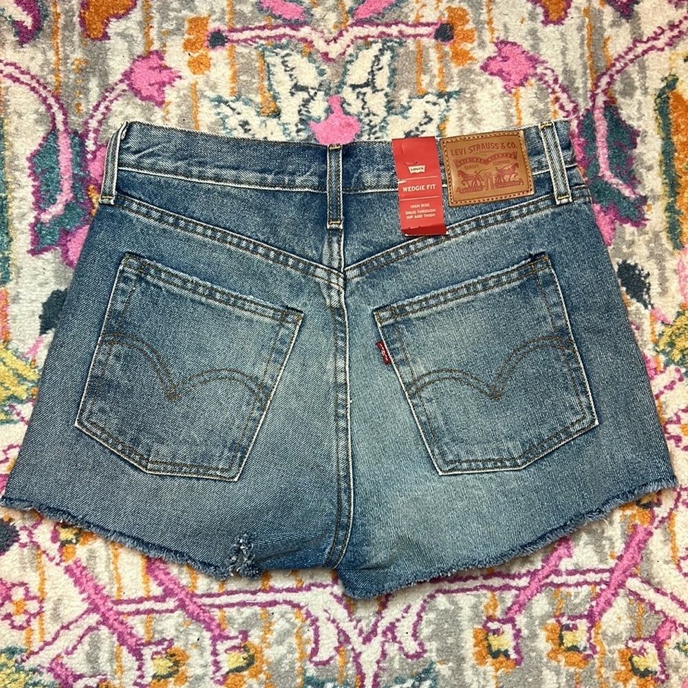 Levis High Rise Wedgie Fit Jean Shorts NWT Size 28 - Picture 8 of 16